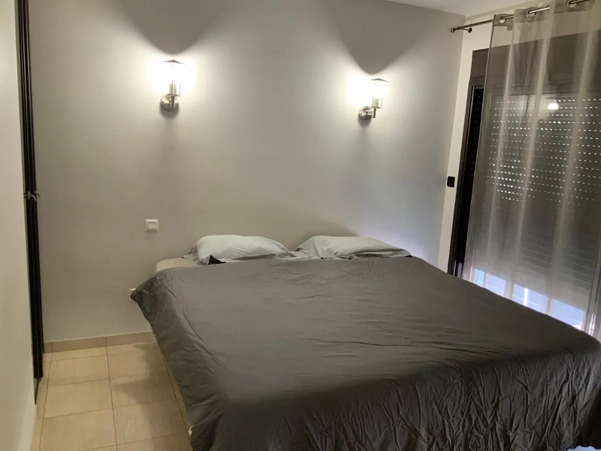 Appartement 4 personnes parking privé gratuit calanques plages Vélodrome hôpital IPC Marseille France